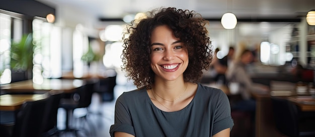 Mulher feliz confiante no café com cabelo encaracolado sorrindo