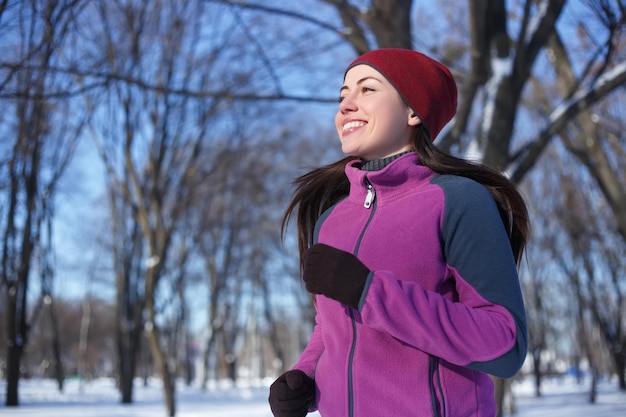 Foto mulher feliz correndo no inverno