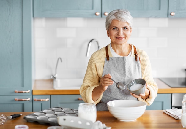 mulher feliz cozinhando comida na cozinha em casa