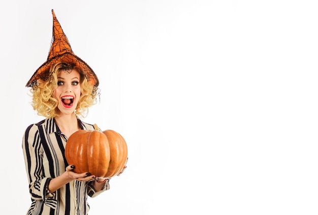 Mulher feliz de Halloween com abóbora Travessuras ou gostosuras Bruxa de Halloween com espaço de cópia de abóbora