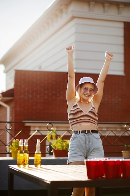 Mulher feliz de tiro médio na festa