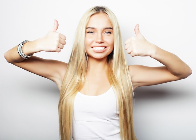 Foto mulher feliz desistindo do polegar. imagem do estilo de vida.