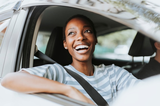 Mulher feliz dirigindo um carro