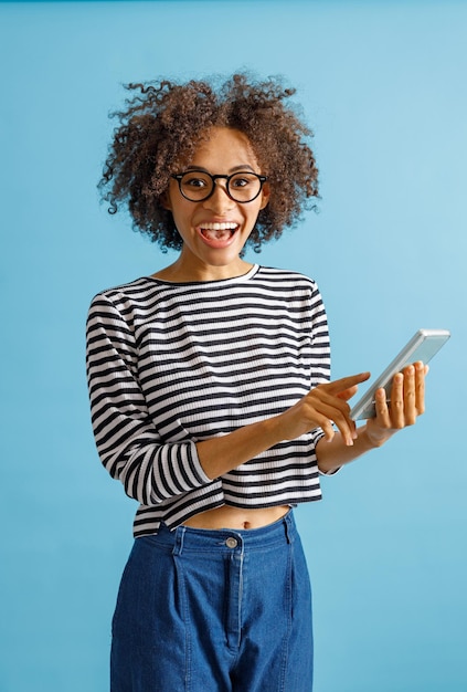 Foto mulher feliz e alegre usando telefone celular no estúdio