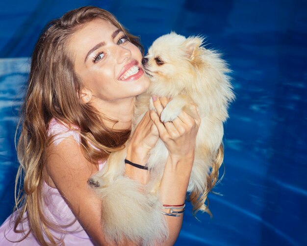 Mulher feliz e cachorro na piscina