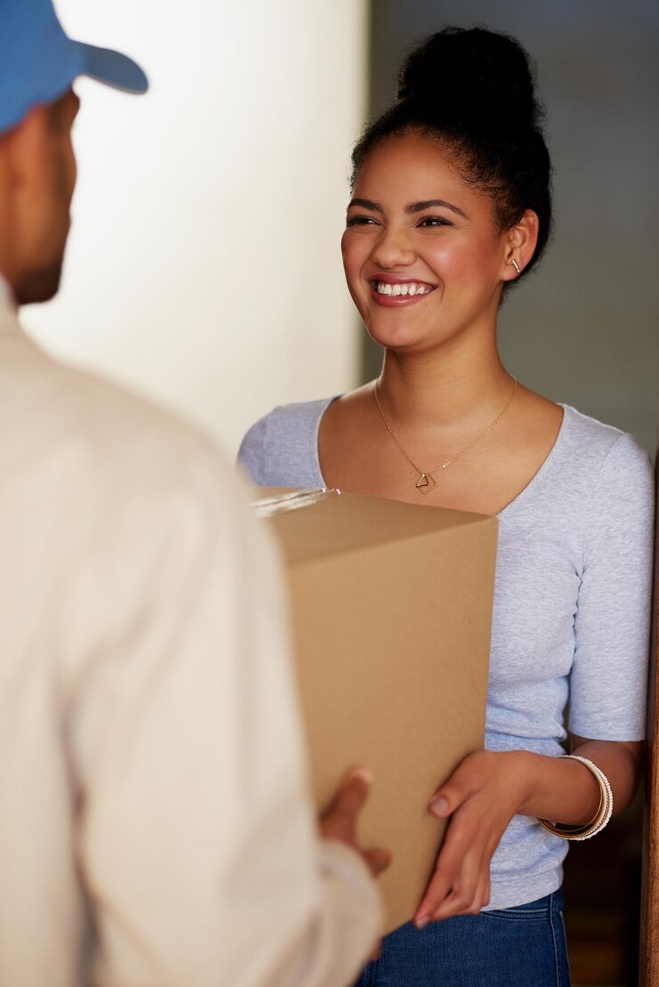 Foto mulher feliz e entregador ou recebendo pacote em serviço de distribuição domiciliar para encomendas de varejo de comércio eletrônico alguém compras on-line e correio trabalhador de logística cadeia de suprimentos e fornecedor de envio