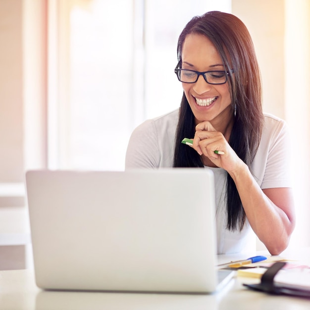 Foto mulher feliz e lendo e-mail no laptop e planejando com informações de pesquisa no caderno empreendedor entusiasmado ou escrevendo comunicação on-line com diário ou diário na mesa e ideias para startup