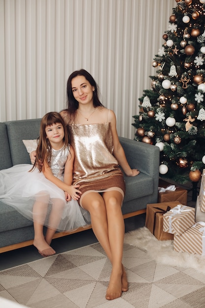 Mulher feliz e menina com vestidos elegantes