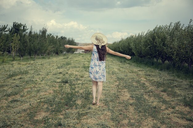 Foto mulher feliz em campo verde