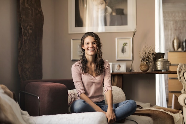 Foto mulher feliz em casa