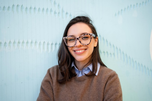 Foto mulher feliz em copos ao ar livre