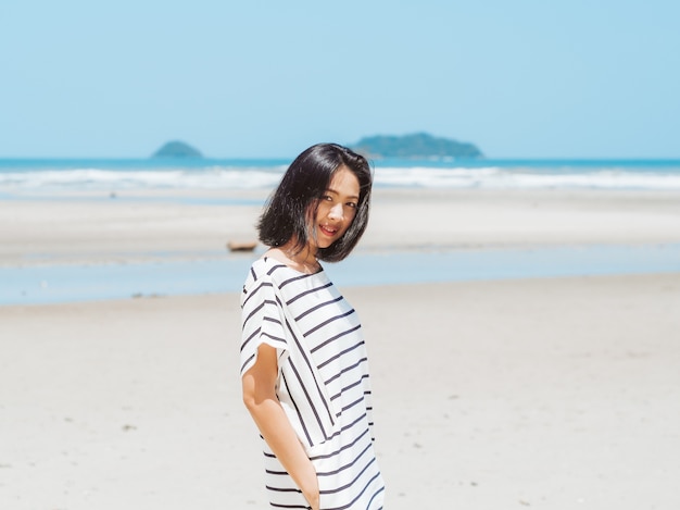 Mulher feliz em férias de praia de verão.