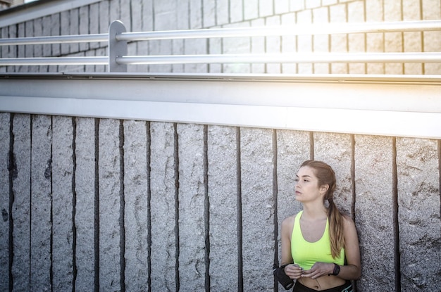 mulher feliz em forma descansando depois de fazer esporte correndo e exercitando