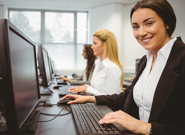 Mulher feliz, em, sala computador, sorrindo, câmera