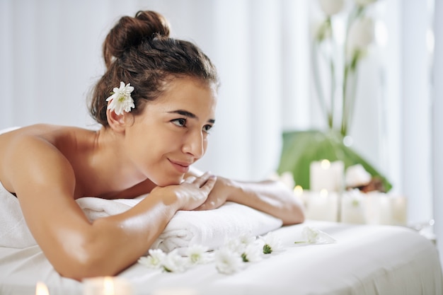 Mulher feliz em salão de spa