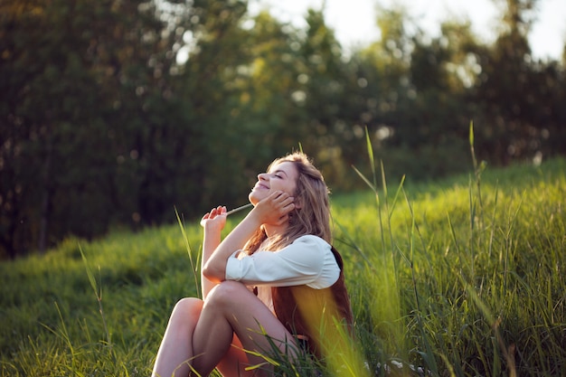 Foto mulher feliz em shir branco