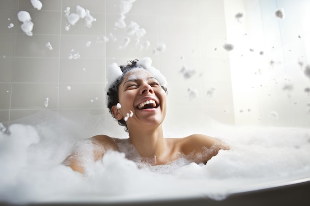 Mulher feliz em um banho de espuma rodeado de espuma curtindo sua rotina de beleza