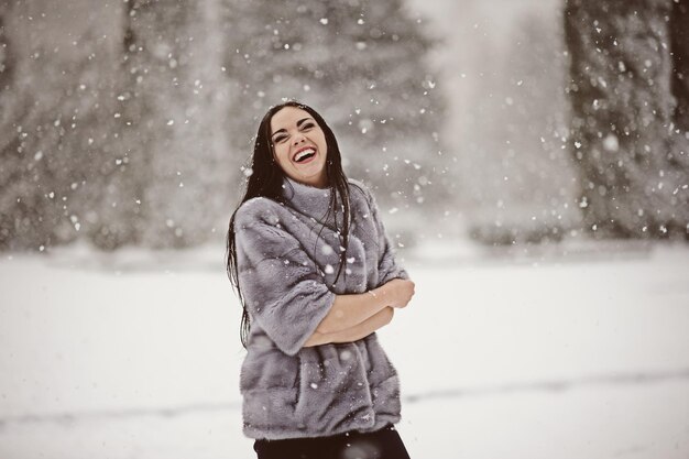 Foto mulher feliz em um dia nevado de inverno