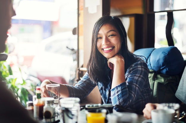 Mulher feliz em um restaurante