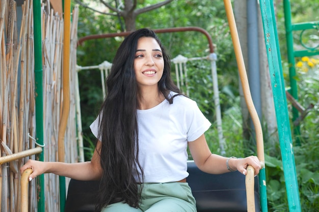 Mulher feliz em uma cadeira de balanço