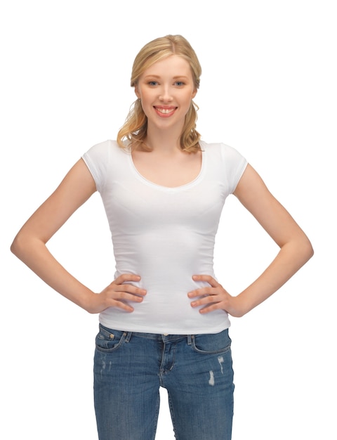 mulher feliz em uma camiseta branca em branco