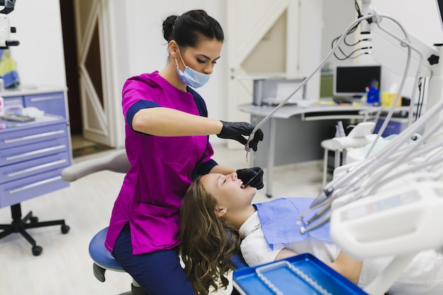 Foto mulher feliz em uma clínica dental