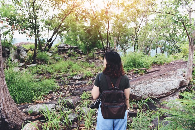 Mulher feliz em uma viagem selvagem, caminhando durante as férias