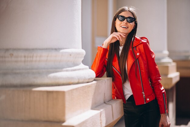 Mulher feliz em vermelho