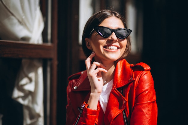 Mulher feliz em vermelho