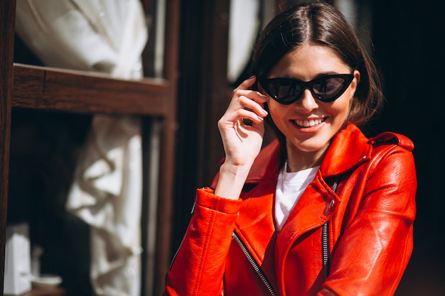 Mulher feliz em vermelho