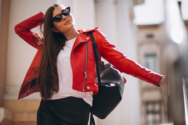 Foto mulher feliz em vermelho