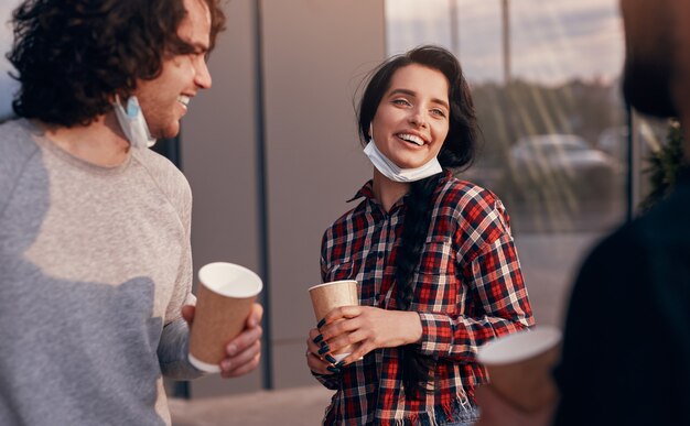 Mulher feliz falando com colegas durante a pausa para o café