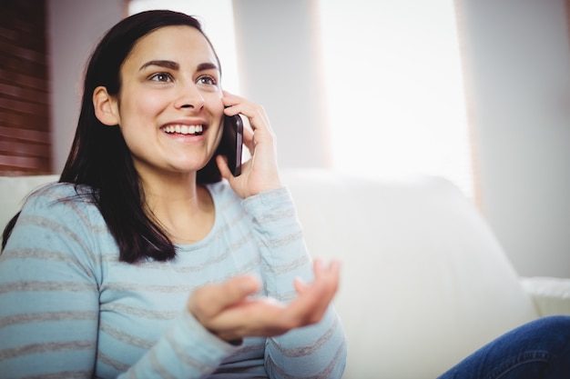 Mulher feliz, falando telefone