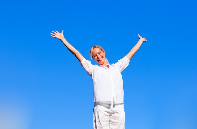 Mulher feliz fazendo exercícios