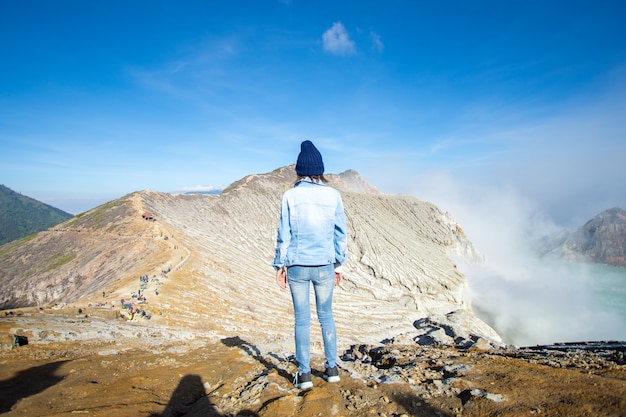 Mulher feliz ficar no topo kawah ijen