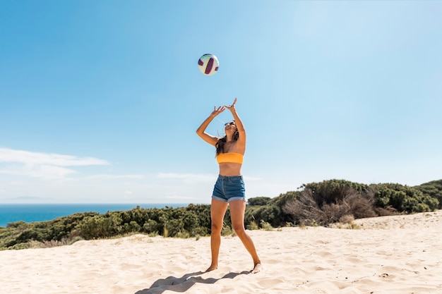 Mulher feliz, jogando bola, ligado, praia