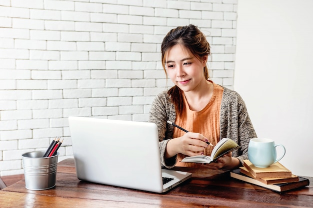 Mulher feliz jovem freelancer trabalhando no computador portátil