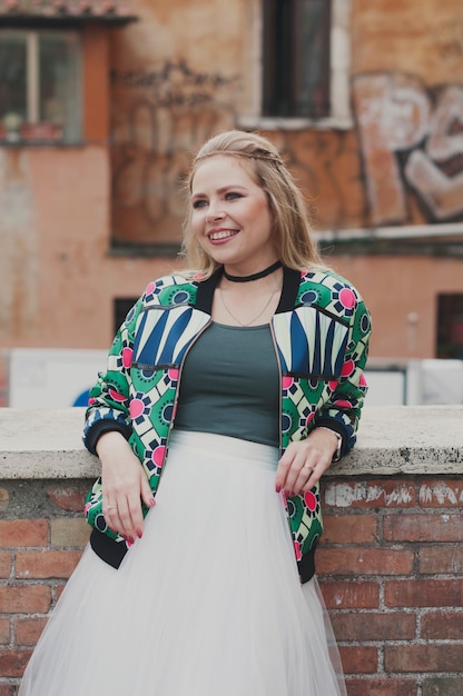 Mulher feliz jovem hippie em roma