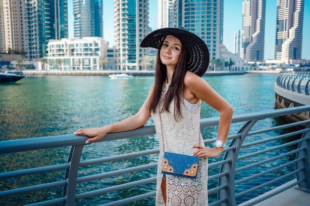 Mulher feliz jovem viajante na cidade grande Dubai