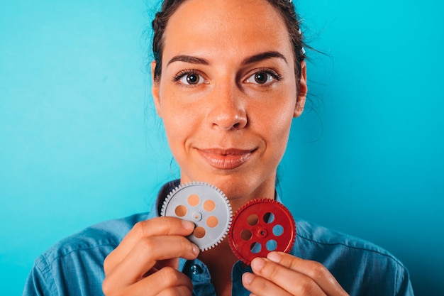 Mulher feliz junta peças de engrenagens como conceito de parceria e integração