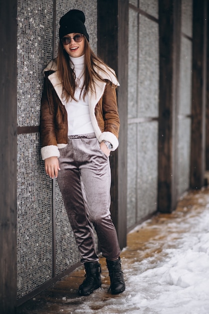 Mulher feliz lá fora no inverno