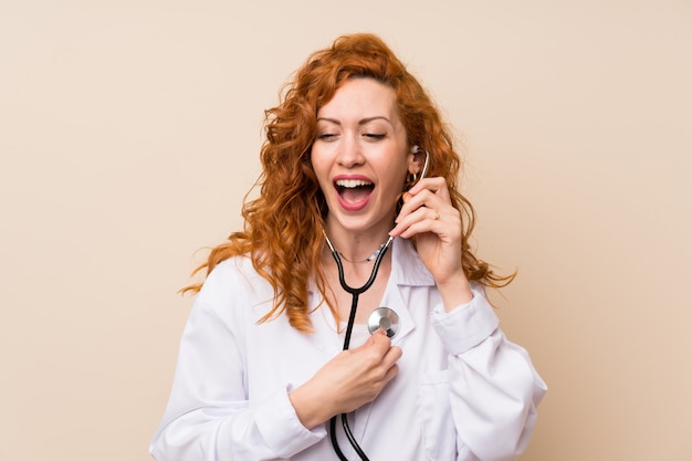 Mulher feliz médico ruiva