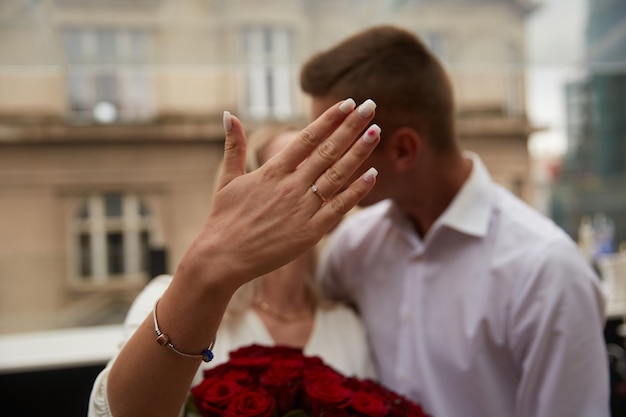 Mulher feliz mostra anel de noivado após pedido de casamento