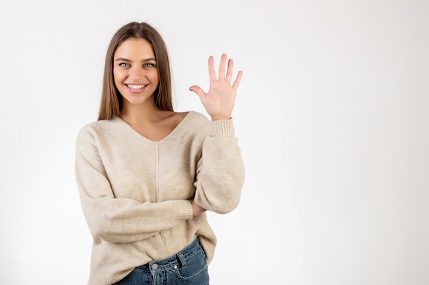 Mulher feliz, mostrando cinco dedos e contando isolado sobre o branco