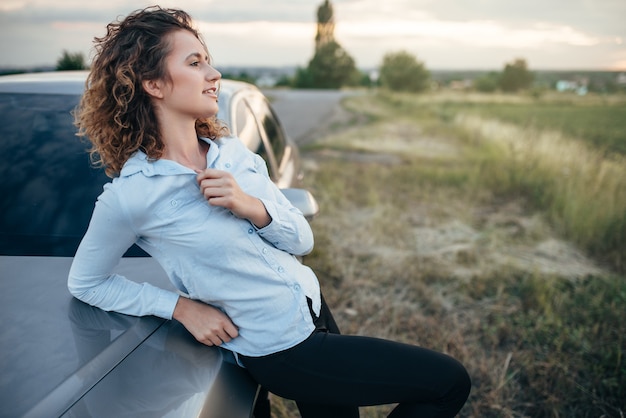 Foto mulher feliz, motorista, viagem de carro em dia de verão