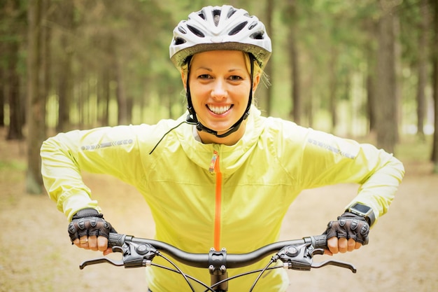 Mulher feliz na bicicleta