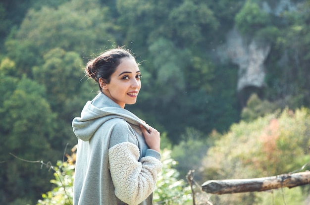 Mulher feliz na floresta