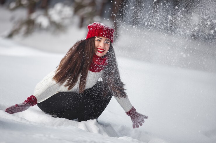 Mulher feliz na paisagem de inverno