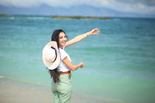 Mulher feliz na praia