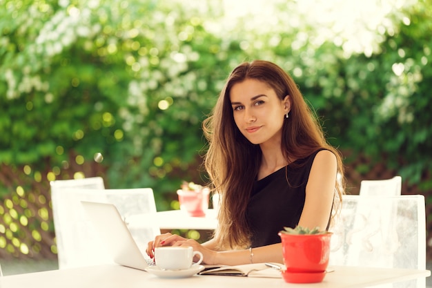 Mulher feliz no café ao ar livre